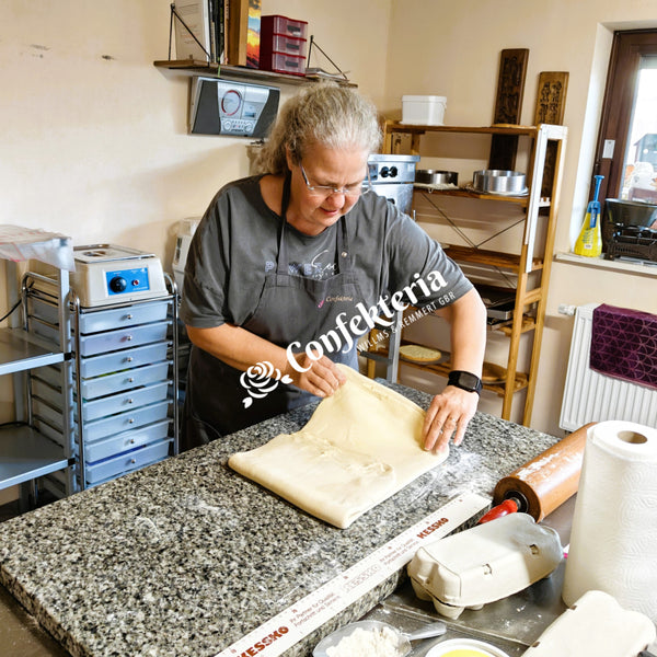 Waltraud faltet ihren Plunderteig