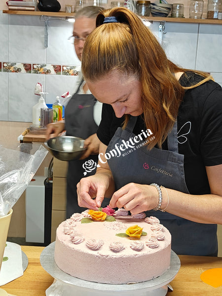 Daniela dekoriert ihre Torte mit selbstmodellierten Marzipanrosen