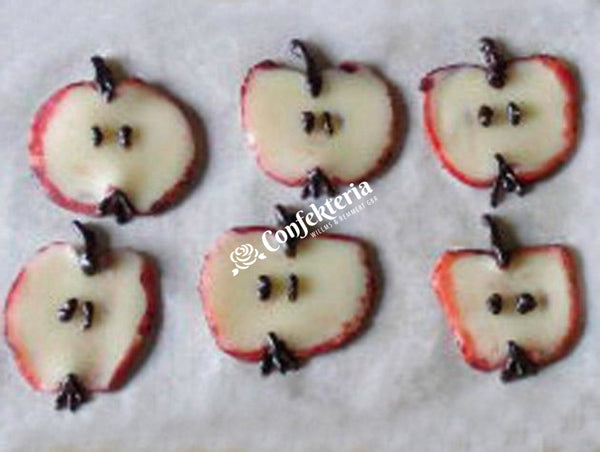 6 dünne Marzipanscheiben, Stiel, Blume und zwei Apfelkerne sind mit Kuvertüre aufgezeichnet, der äußere Rand ist mit rot angemalt. So sieht es aus, als ob echte Äpfel in Scheiben geschnitten wären. 