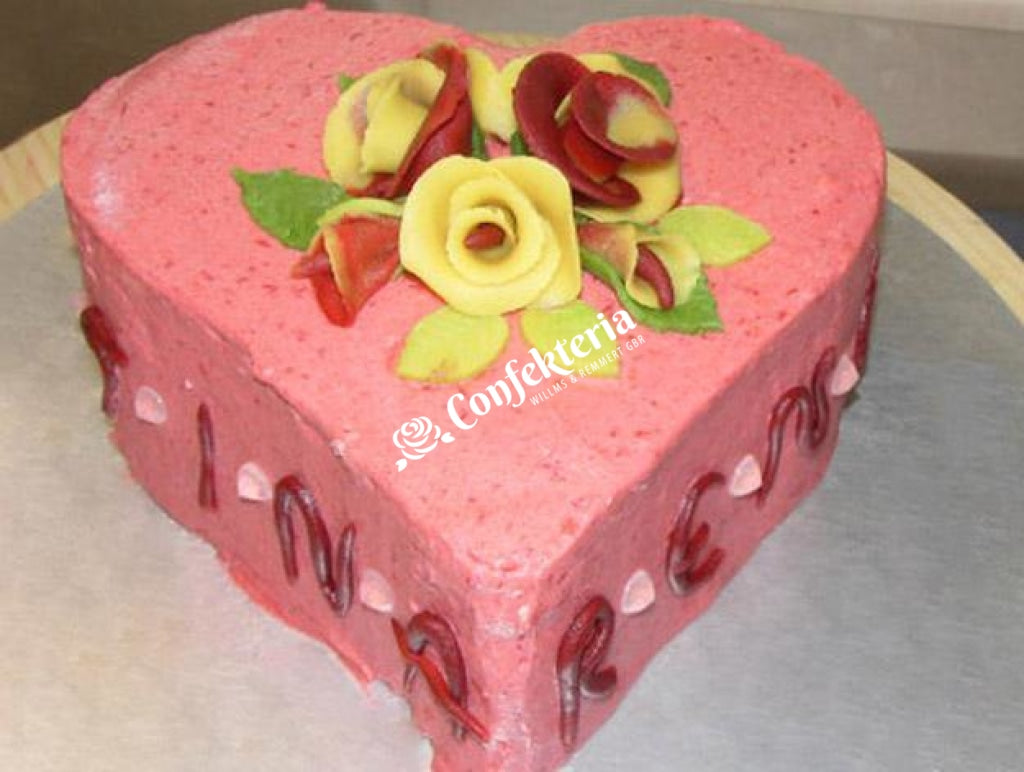 Kleine herzförmige Torte in dunklem rosa, dekoriert mit Marzipanrosen. 
