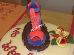 eine rot-blaue hohe Sandale verziert mit kleinen Blüten. aus Modellierfondant geformt