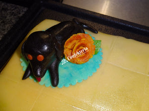 auf dieser Torte liegt ein schwarzer Marzipanhund, er soll Vinnie den Hund des Geburtstagskindes darstellen