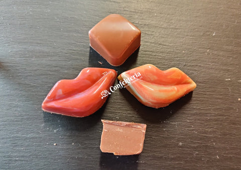 Lippen mit weißer Kuvertüre gegossen und mit roter Kakaobutter gefärbt. innen ist Kokosnougat mit Vollnilchkuvertüre